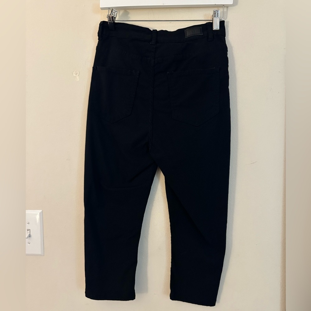 Woman’s black capris - Picture 2 of 3